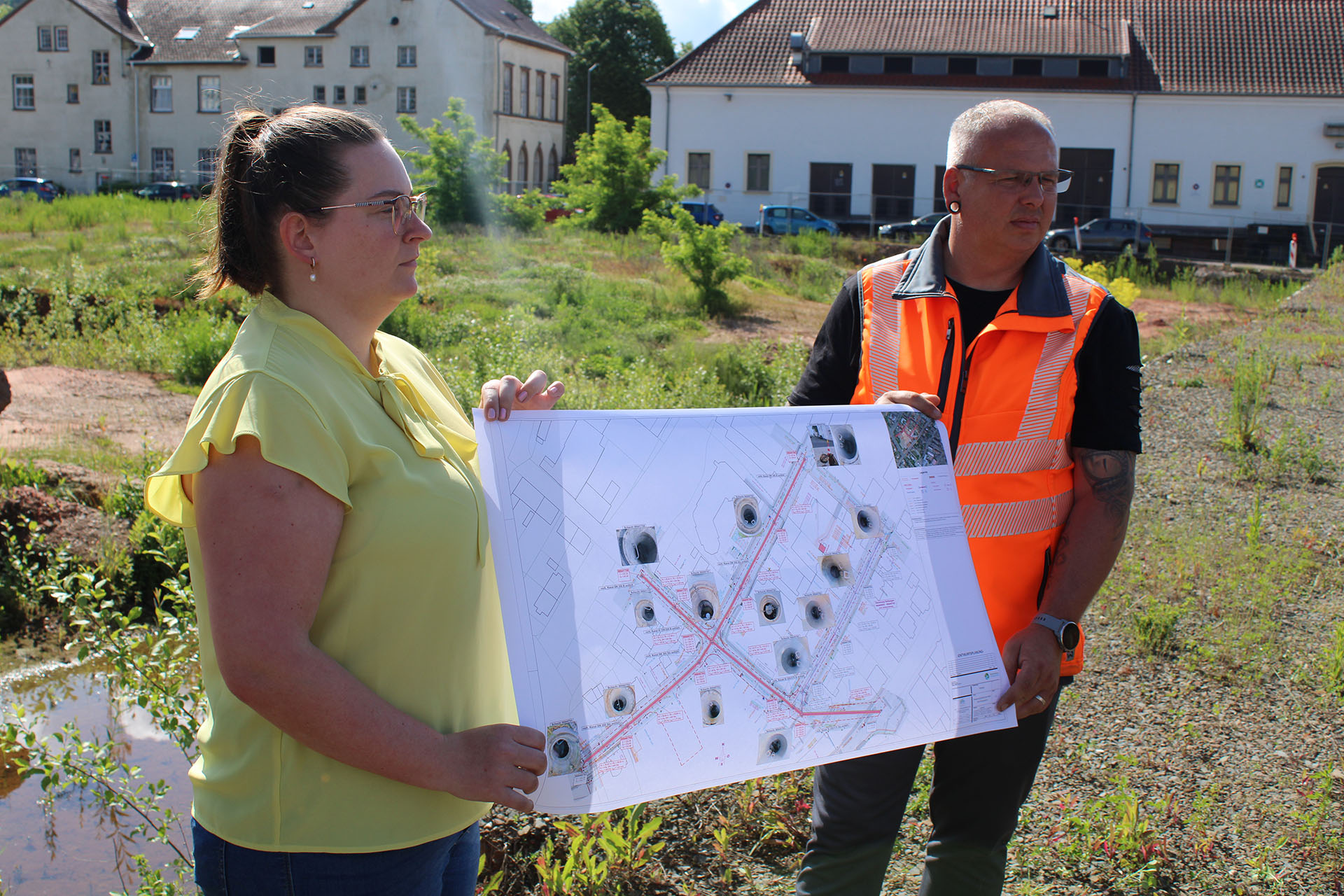 Bürgermeister Michael Forster beim Spatenstich der Kanalbaumaßnahme „Alte Feuerwache"